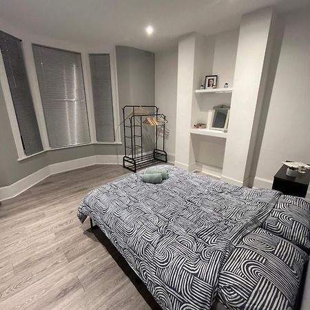 Cozy Two Bed In Brixton Next To Station Apartment Лондон Екстериор снимка