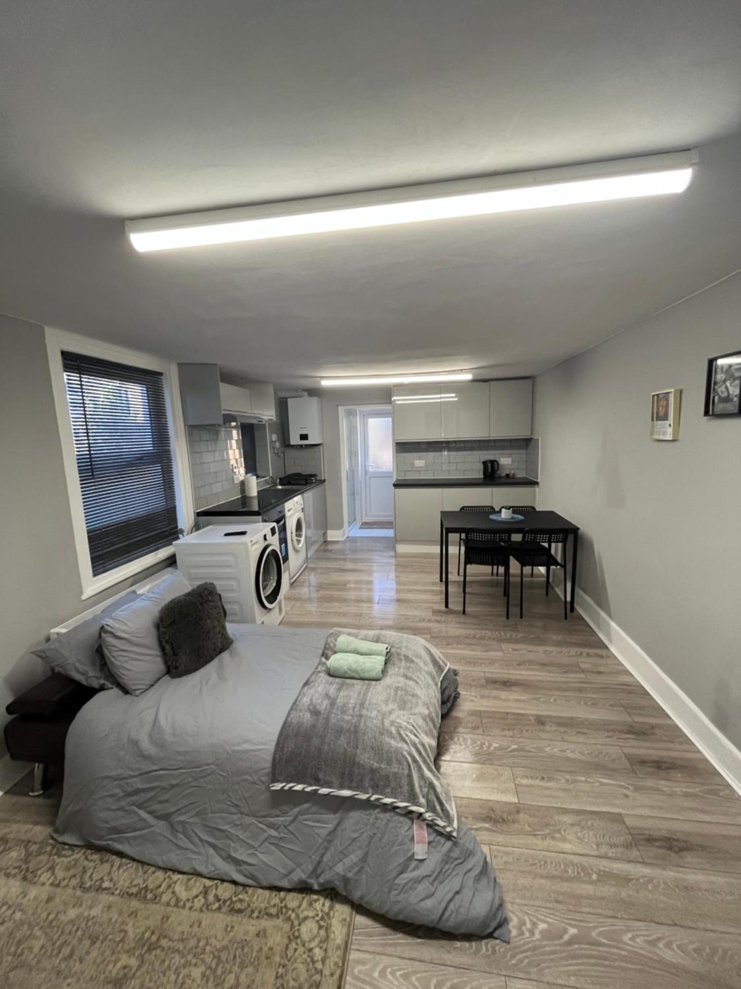 Cozy Two Bed In Brixton Next To Station Apartment Лондон Екстериор снимка