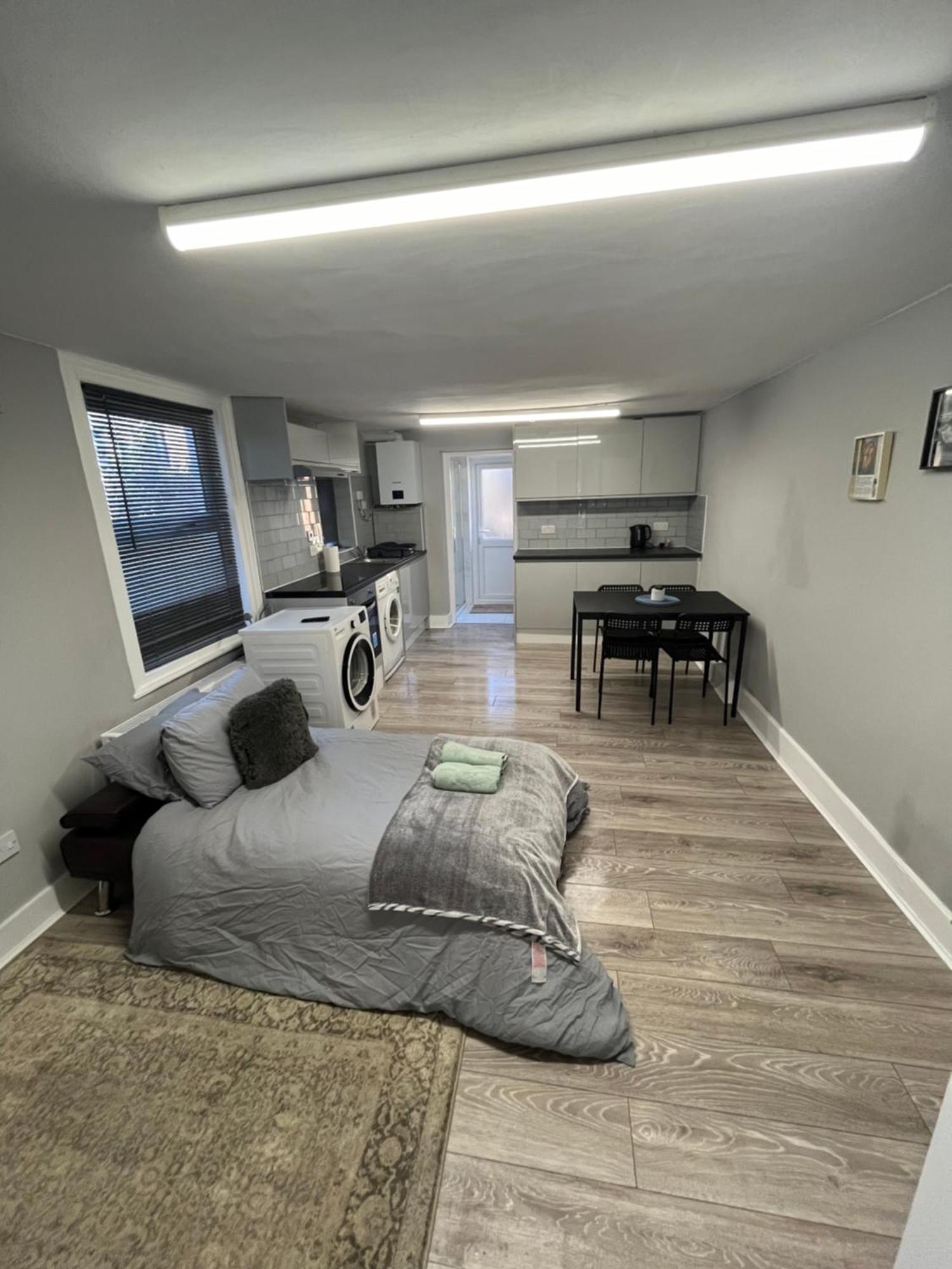 Cozy Two Bed In Brixton Next To Station Apartment Лондон Екстериор снимка